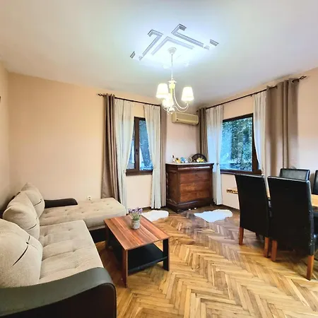 Nicky's - With Private Parking In Center