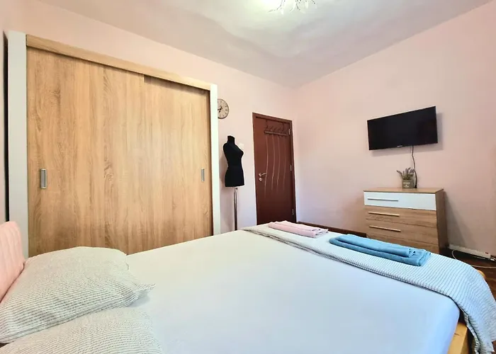 Nicky's - With Private Parking In Center *